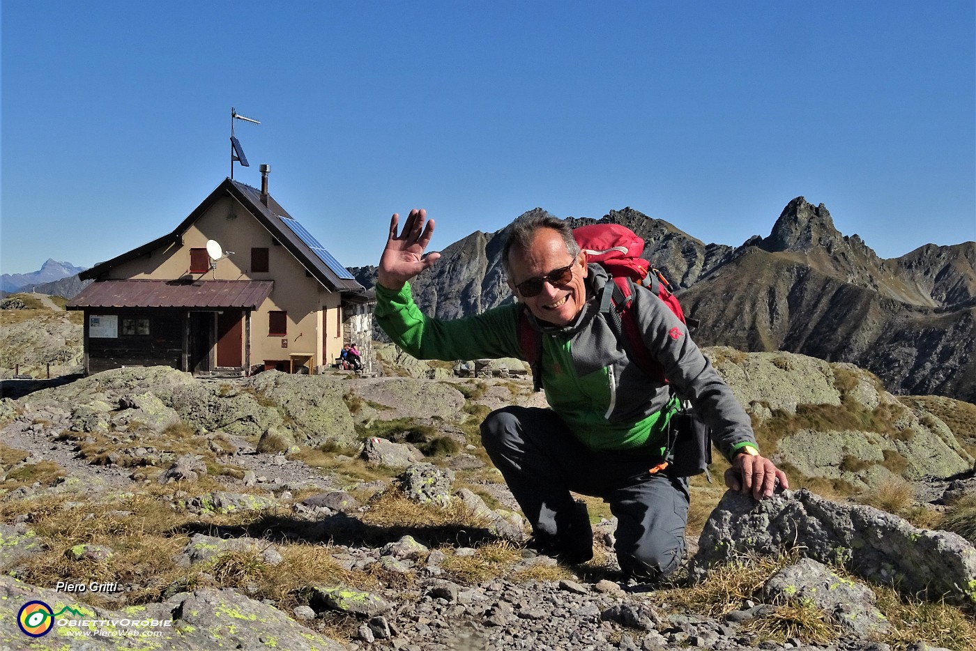 29 Al Rif. Benigni (2222 m) con vista verso il Monte Valletto...splende il sole !.JPG